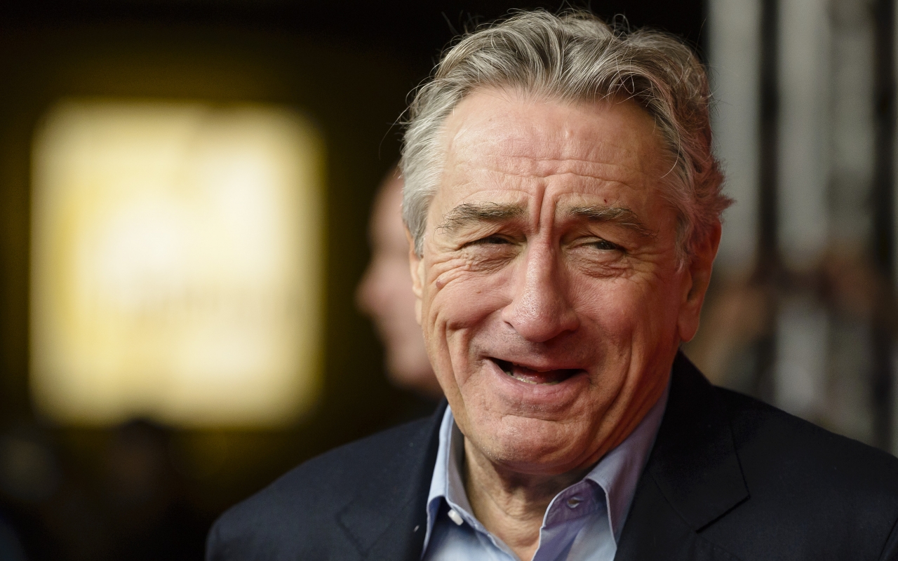 Robert De Niro: Τα “χώνει” στον Trump – “Σπούδασε στο Πανεπιστήμιο, αλλά παραμένει ηλίθιος”