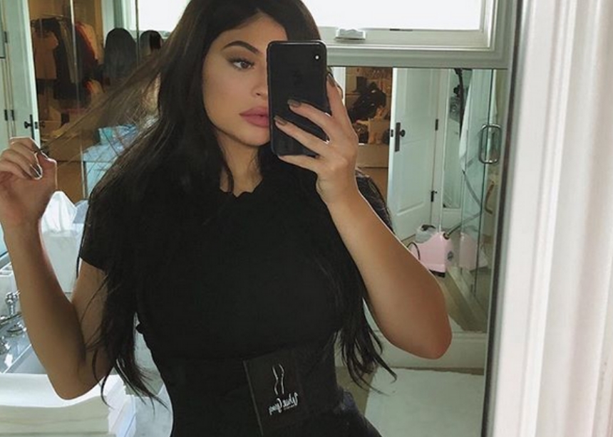 Η Kylie Jenner είναι μια ακόμη απόδειξη ότι οι μαμάδες κόβουν τα μαλλιά τους!