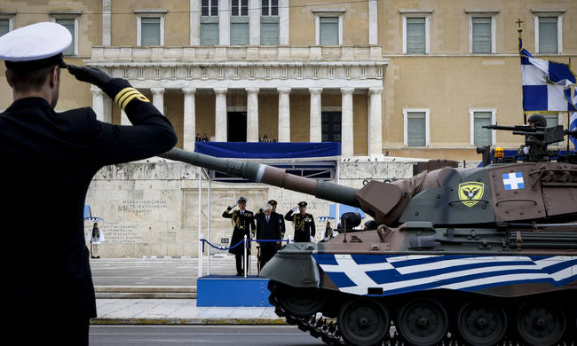 Γεια σου τσολιά μου! Η παρέλαση για την 25η Μαρτίου τίναξε την μπάνκα της τηλεθέασης…