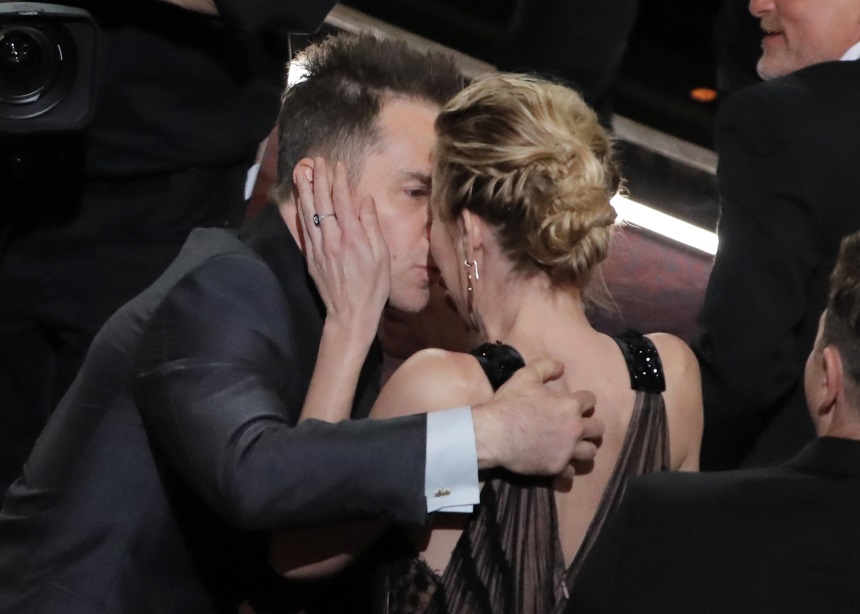 Όσκαρ 2018: Το τρυφερό φιλί του διάσημου ηθοποιού στη σύζυγό του μετά τη νίκη