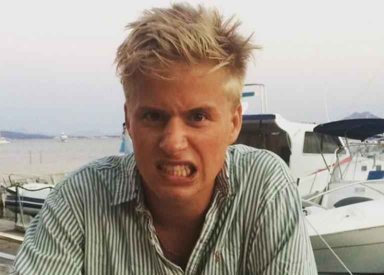 Έδειξαν τα μηνύματά του για κοπέλα σε 100άδες συμφοιτητές του και κρεμάστηκε