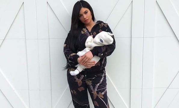 Kylie Jenner: Ανέβασε selfies με την κορούλα της και μας έκανε να λιώσουμε! [pics]