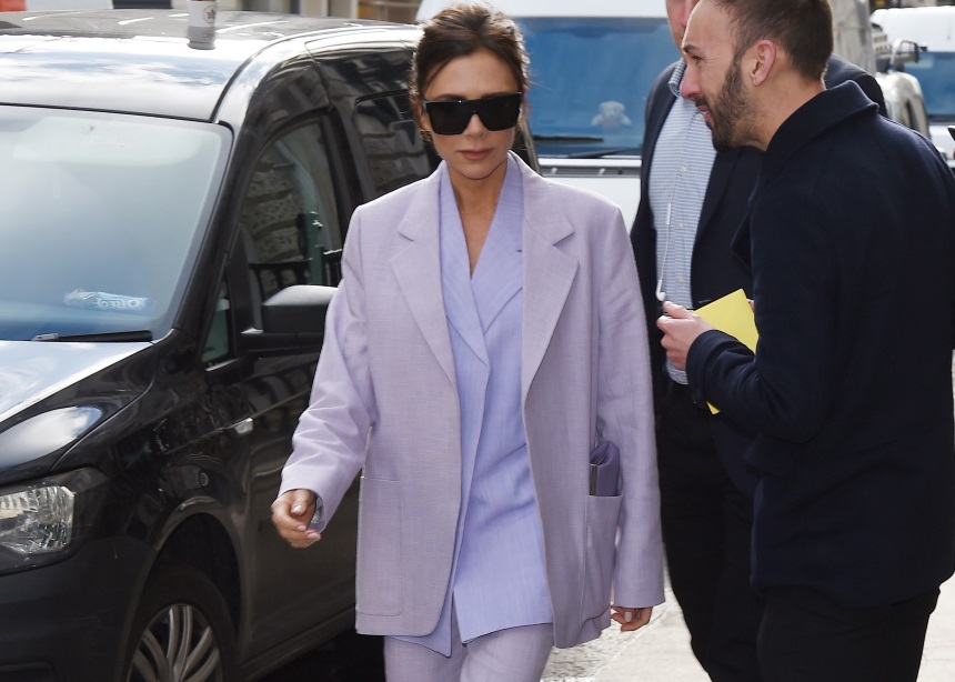 Η Victoria Beckham μόλις βρήκε ένα νέο τρόπο να κρατάς την τσάντα σου!