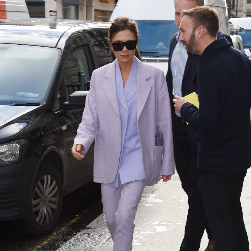 Η Victoria Beckham μόλις βρήκε ένα νέο τρόπο να κρατάς την τσάντα σου!