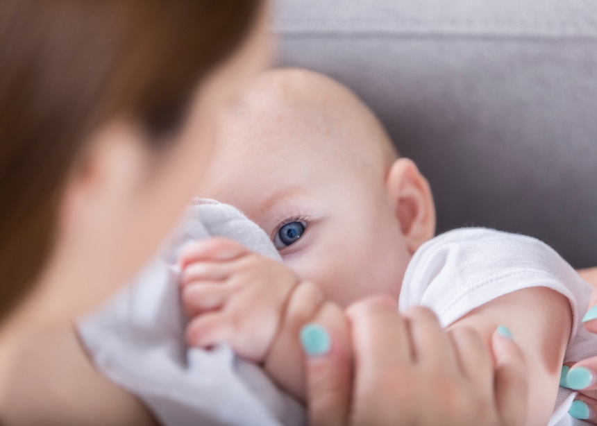 Πόσο γάλα παράγει η μαμά και τι χρειάζεται το νεογέννητο; Ο Δρ. Μαζάνης απαντά