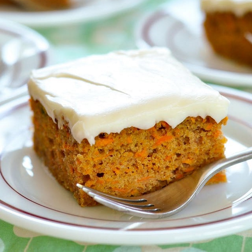 Ζουμερό carrot cake με frosting από τυρί κρέμα