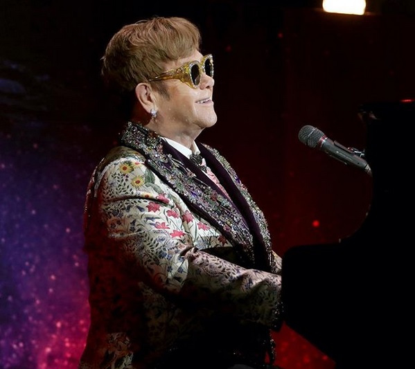 Ο Elton John κατέβηκε από τη σκηνή μετά από επεισόδιο με θαυμαστή