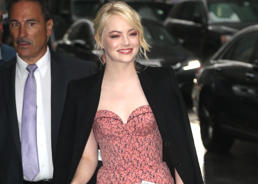 Emma Stone: Η μούσα του Louis Vuitton “μεταμορφώνεται” σε travel girl για τη νέα καμπάνια