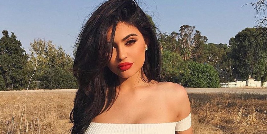 Kylie Jenner: Ποζάρει με τη νεογέννητη κόρη της ένα μήνα μετά τη γέννησή της! [pics,vid]