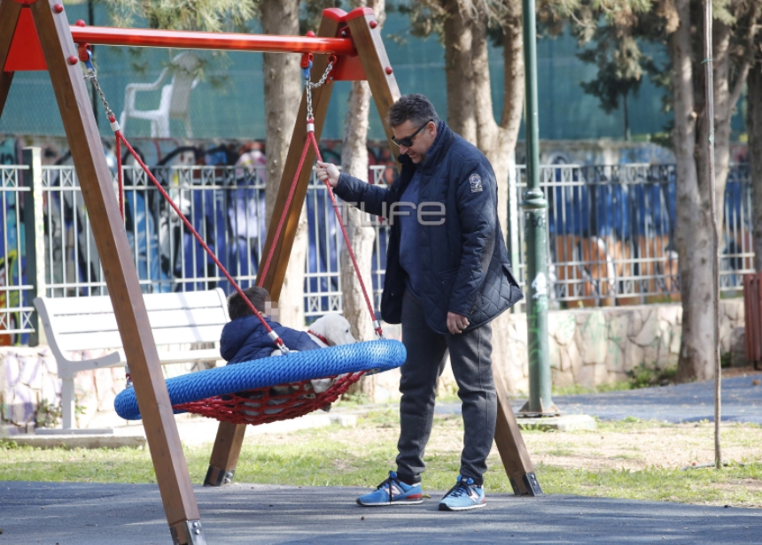 Γιώργος Λιάγκας: Παιχνίδια με τον μικρό του γιο στις κούνιες! [pics]