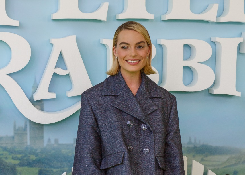 Margot Robbie: Μήπως η νέα ambassador της Chanel εμπνέεται στιλιστικά από την Jackie O;