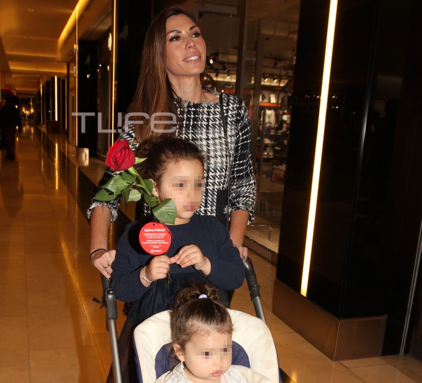 Ιωάννα Μπούκη: Απογευματινή έξοδος με τις κούκλες κόρες της! [pics]