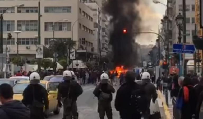 Σφοδρές συγκρούσεις μεταξύ αστυνομικών δυνάμεων κι οπαδών του Ολυμπιακού στον Πειραιά!