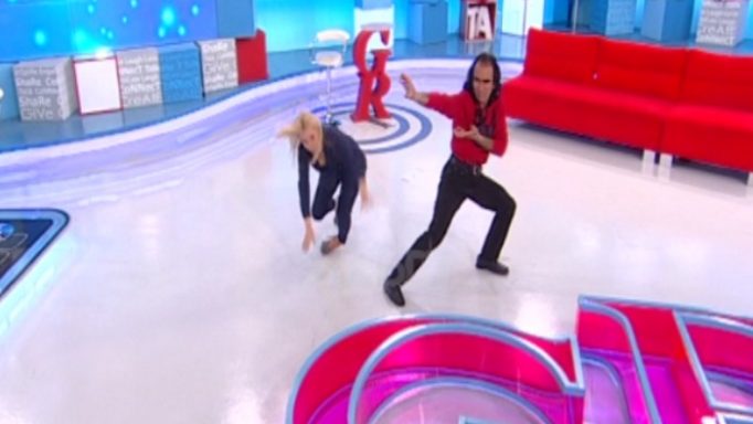 Σωριάστηκε στο πάτωμα η Αννίτα Πάνια! [vid]