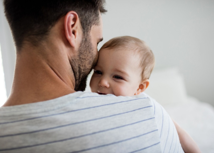 Έρευνα: Επηρεάζει η ηλικία του μπαμπά την κοινωνικότητα του παιδιού;