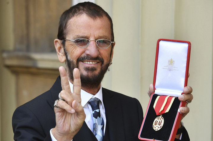 Ο Ringo Starr των Beatles έγινε ιππότης στα Ανάκτορα του Μπάκιγχαμ!