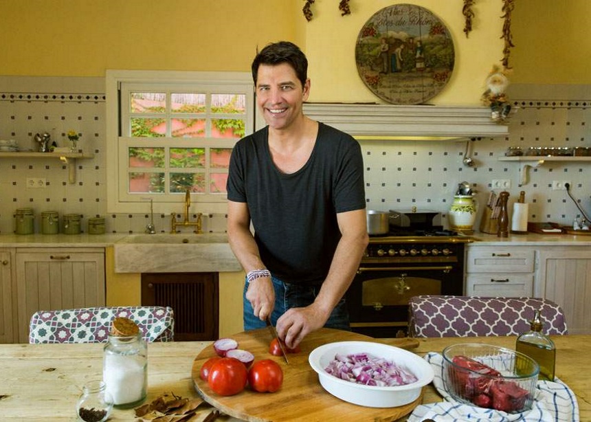 Σάκης Ρουβάς: Έφτιαξε σαλάτα με προϊόντα από το μποστάνι του