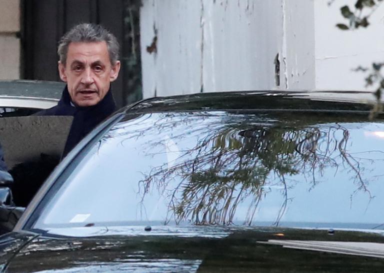 Οι πρώτες εικόνες του Νικολά Σαρκοζί μετά την κράτηση [pics, vids]