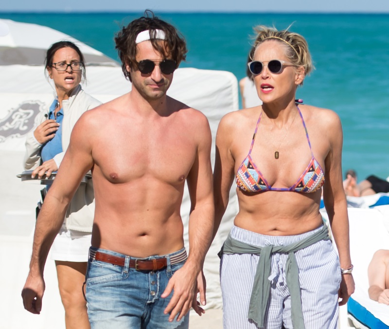 Sharon Stone: Χάδια και φιλιά στην παραλία με τον κατά 20 χρόνια νεότερο σύντροφό της! [PICS]