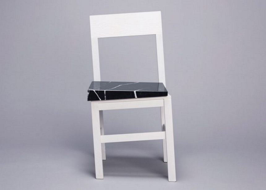 Τολμάς να καθίσεις σε αυτή την καρέκλα που… βουλιάζει στο πάτωμα;