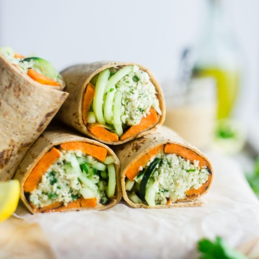 Wrap με λαχανικά και dressing από ταχίνι