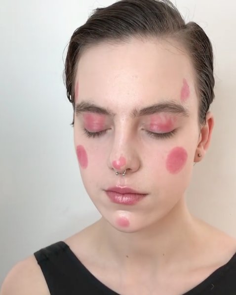 Αυτή η makeup artist χρησιμοποίησε μόνο ένα προϊόν για αυτό το μακιγιάζ που έγινε viral!