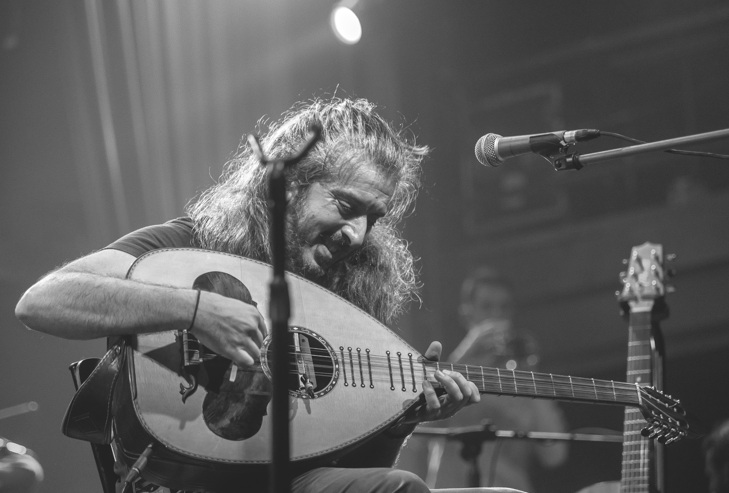 1η Απριλίου το αποχαιρετιστήριο γλέντι του Γιάννη Χαρούλη στην Ακτή Πειραιώς