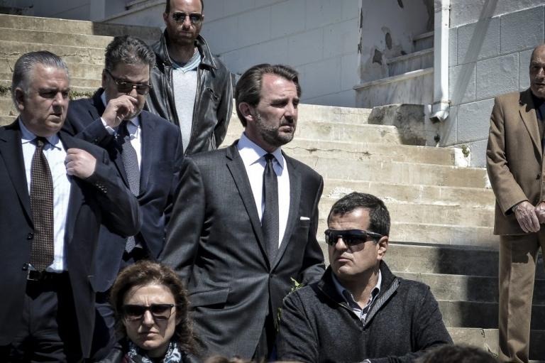 Άνδρος: Σπαραγμός στην κηδεία του Αλέξανδρου Σταματιάδη – Τραγικές φιγούρες η σύζυγος και τα παιδιά του [pics]