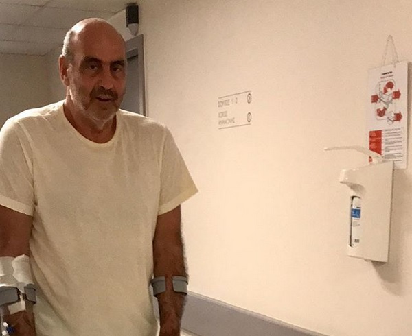 Γιώργος Βουλγαράκης: Με πατερίτσες μετά το τροχαίo ατύχημα – Επιστρέφει στο σπίτι του