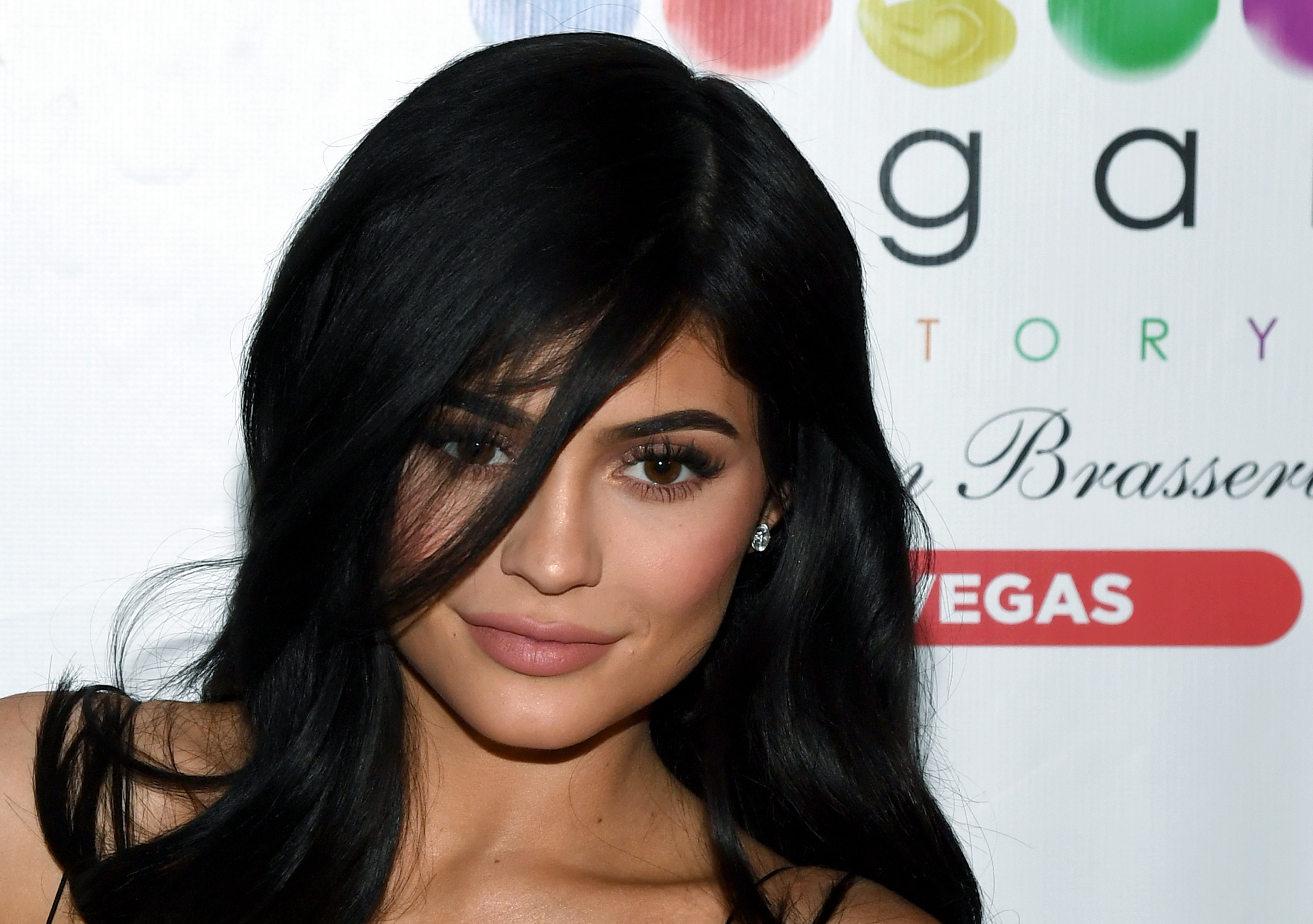 Το νέο κραγιόν της Kylie Jenner πήρε τις χειρότερες κριτικές για το χρώμα του!