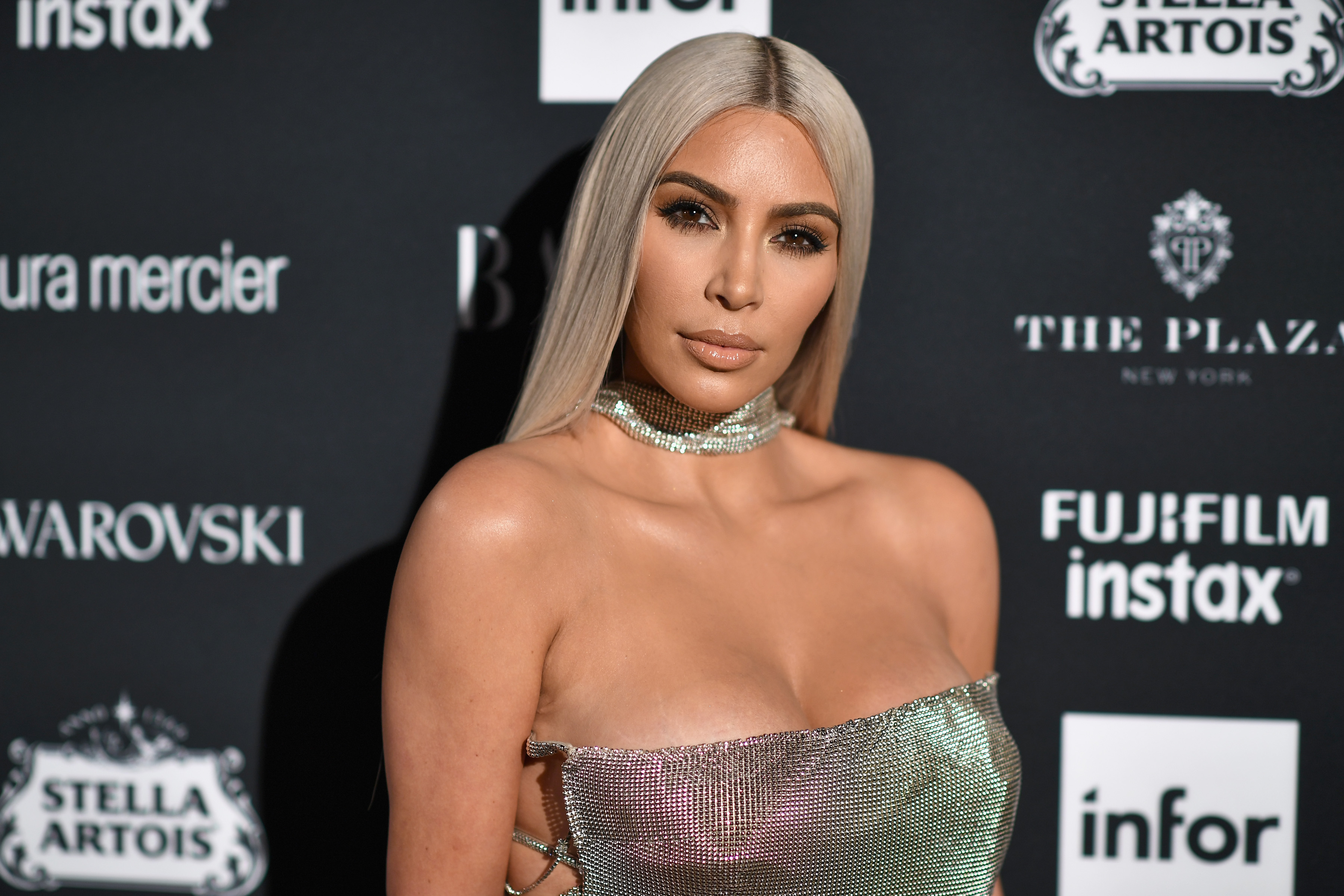 Kim Kardashian: πώς δείχνει το γυμνό σώμα της σε… άρωμα!