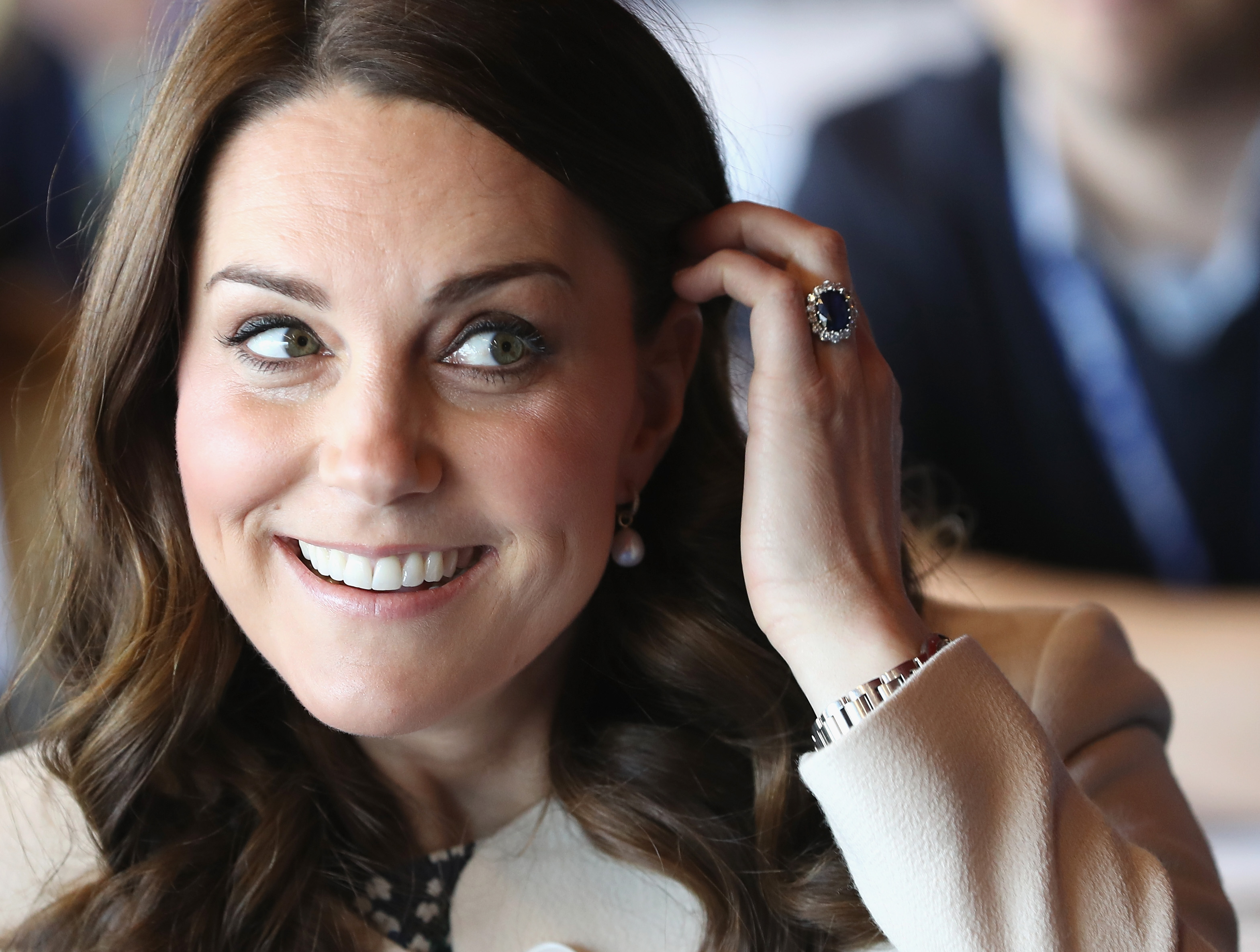 Ο κομμωτής της Kate Middleton λατρεύει περισσότερο τα μαλλιά της Meghan Markle!