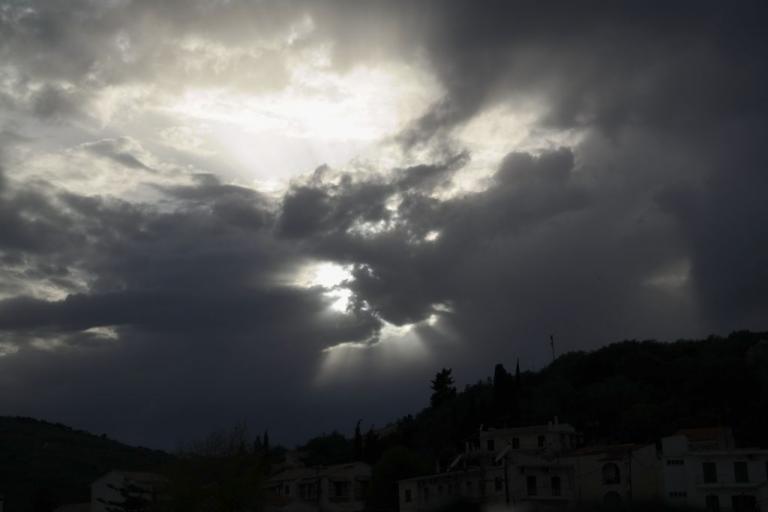 Καιρός: Σύννεφα, σκόνη και τοπικές βροχές σήμερα!