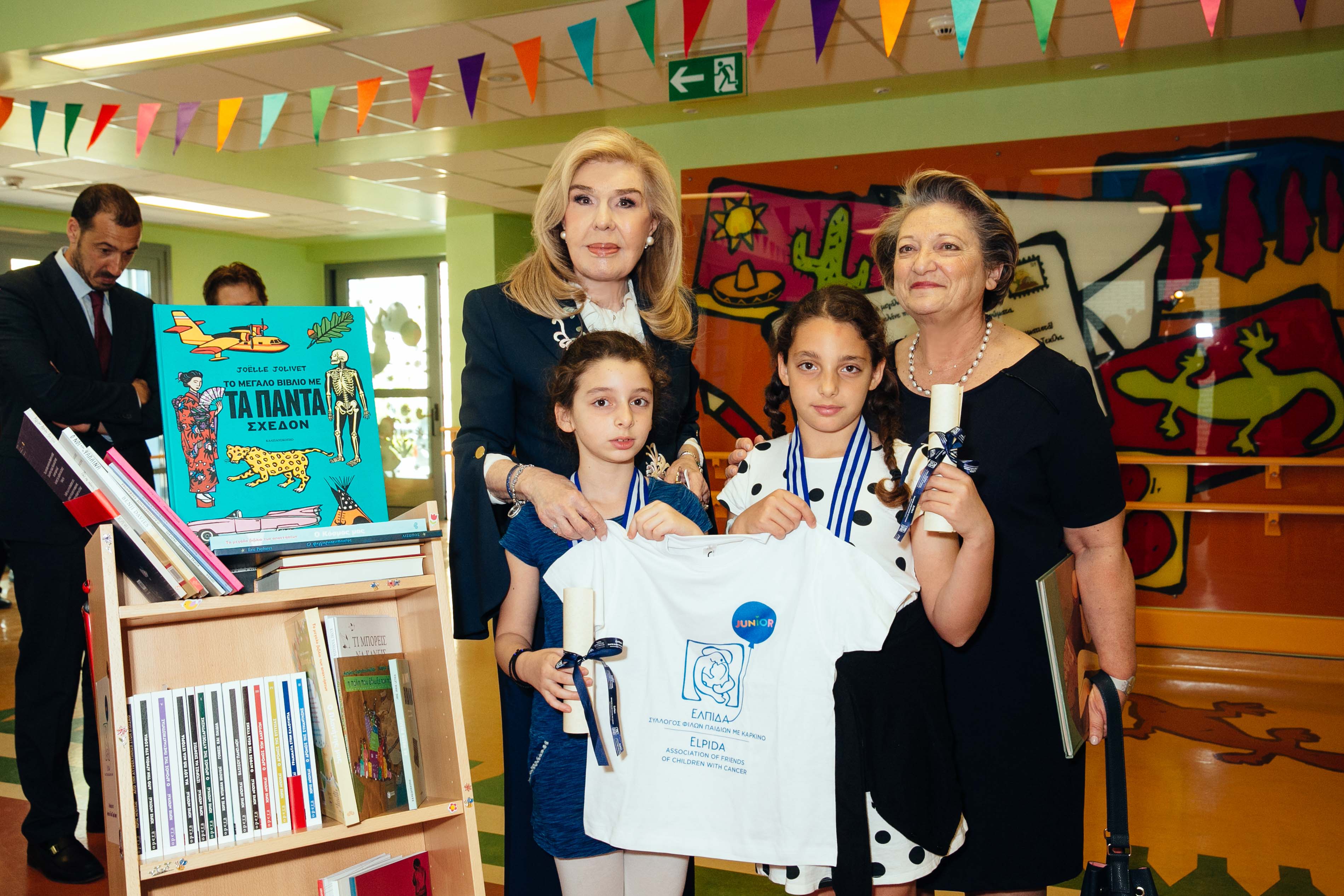 Σίσσυ Παυλοπούλου: Επισκέφθηκε με τις εγγονές της την ογκολογική μονάδα Παίδων