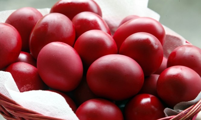 Πάσχα: Προσοχή με τα βαμμένα αυγά – Μέχρι πόσο μένουν εκτός ψυγείου