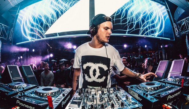 Avicii: Η συγκινητική πράξη της οικογένειάς του έναν χρόνο μετά την αυτοκτονία του διάσημου DJ