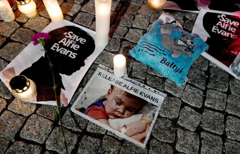 Θρήνος στη Βρετανία για τον 23 μηνών Άλφι Έβανς – Ραγίζει καρδιές το «αντίο» του πατέρα του