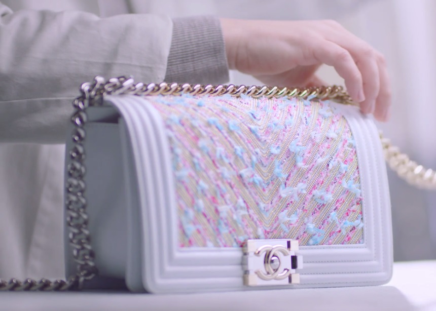 Μέσα από αυτό το βίντεο θα δεις πως φτιάχνονται οι iconic τσάντες του οίκου Chanel