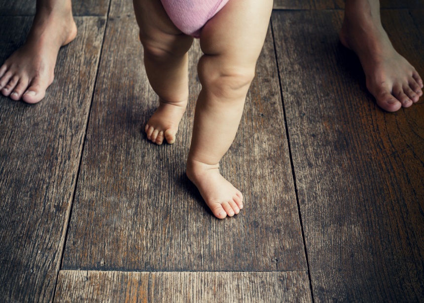 Σε ποια ηλικία περπατούν τα μωρά και πώς να βοηθήσεις στα πρώτα βήματά τους
