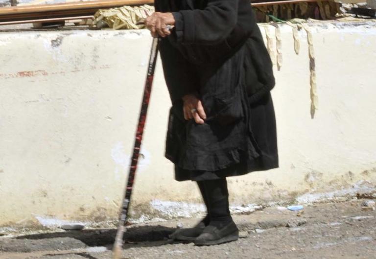 Γιαγιά 73 ετών έριξε βεγγαλικό και «λαμπάδιασε» το διπλανό σπίτι!