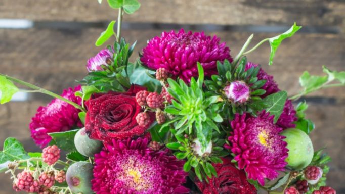 «Έχω γεμίσει τον τάφο της μάνας μου με λουλουδάκια πολύχρωμα, το βλέπεις και λες wow»!