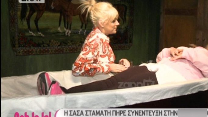 Ελληνίδα ηθοποιός μπήκε σε φέρετρο κι έδωσε συνέντευξη στη Σάσα Σταμάτη!