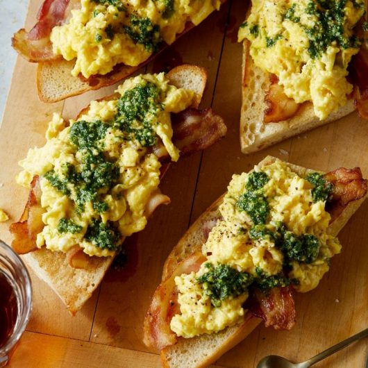 Μπαγκέτες με αυγά scrambled και σπιτικό πέστο | tlife.gr Μπαγκέτες με αυγά scrambled και σπιτικό πέστο | tlife.gr
