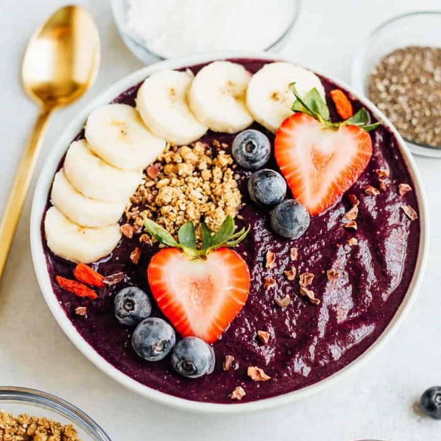 Smoothie bowl με μούρα