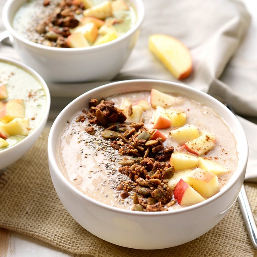 Smoothie bowl με μήλο και κανέλα