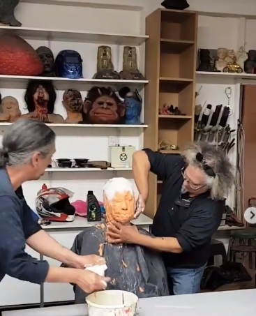 Πίσω από τη «μάσκα λάσπης» κρύβεται… διάσημη Ελληνίδα τραγουδίστρια, έτοιμη για μεταμόρφωση! Βίντεο | tlife.gr Πίσω από τη «μάσκα λάσπης» κρύβεται… διάσημη Ελληνίδα τραγουδίστρια, έτοιμη για μεταμόρφωση! Βίντεο | tlife.gr