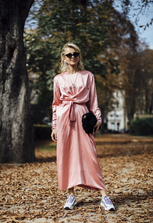 Παρίσι με millennial pink φόρεμα