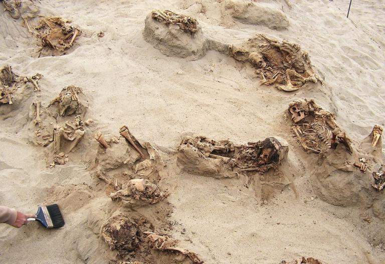 Απομεινάρια ενός εγκλήματος – Θυσίασαν 140 παιδιά – Αποκαλύφθηκε αρχαίος ομαδικός τάφος [pics, vid]