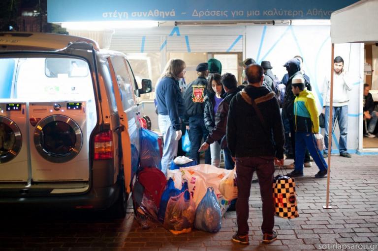 Υπέροχοι άνθρωποι! Φορτηγάκι – πλυντήριο γυρνάει την Αθήνα και καθαρίζει τα ρούχα των αστέγων δωρεάν