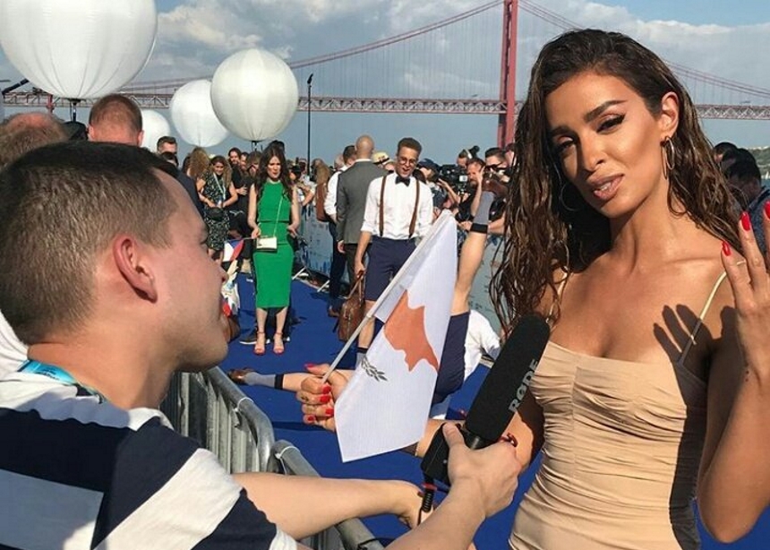 Ελένη Φουρέιρα: Η εκρηκτική εμφάνιση στο… μπλε χαλί της Eurovision! [pics]